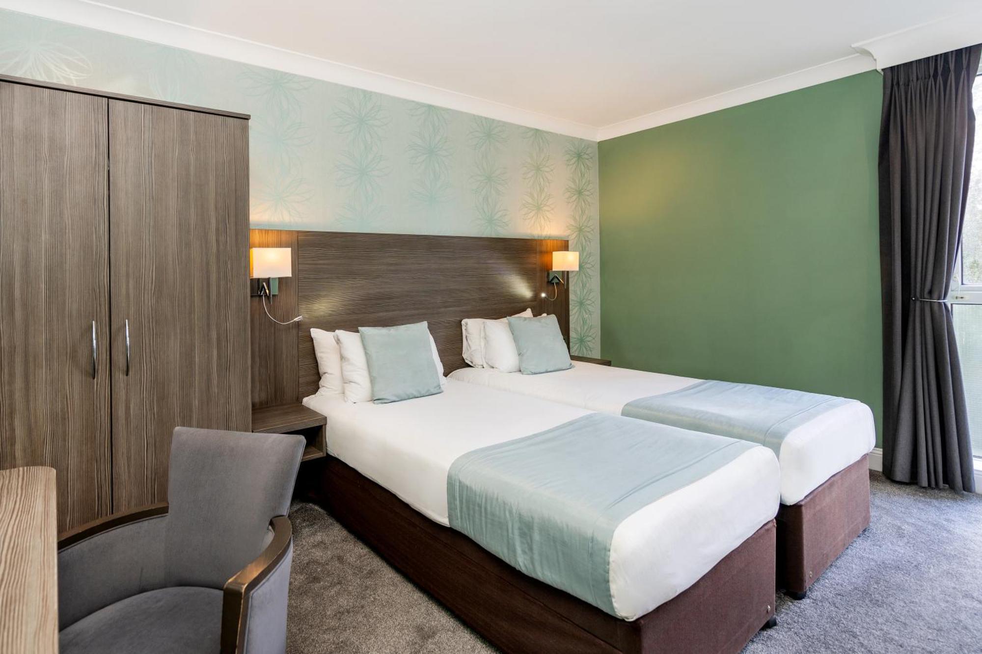 Bromley Court Hotel London Exterior photo