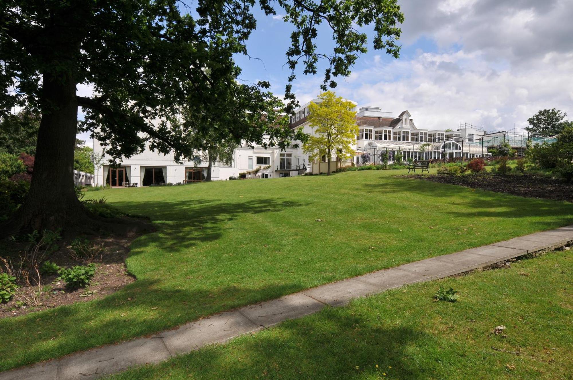 Bromley Court Hotel London Exterior photo